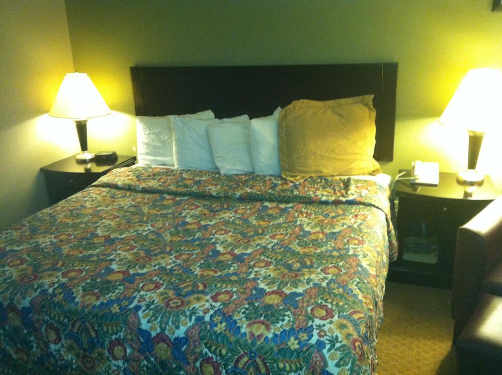 Howard Johnson Inn Cleveland Airport Brook Park Екстериор снимка