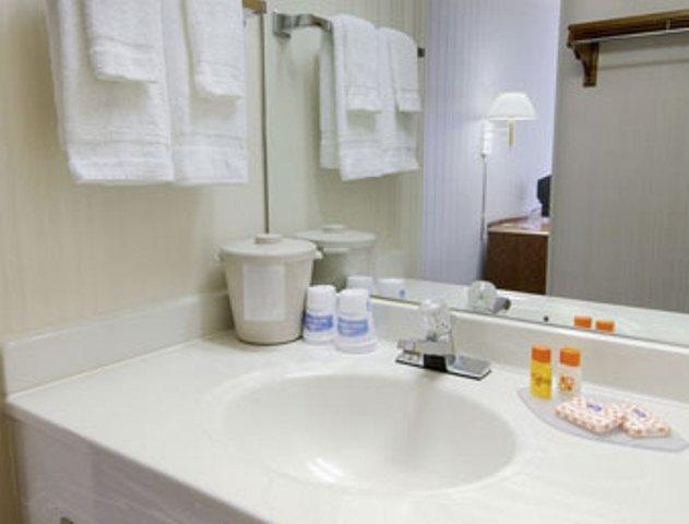 Howard Johnson Inn Cleveland Airport Brook Park Екстериор снимка