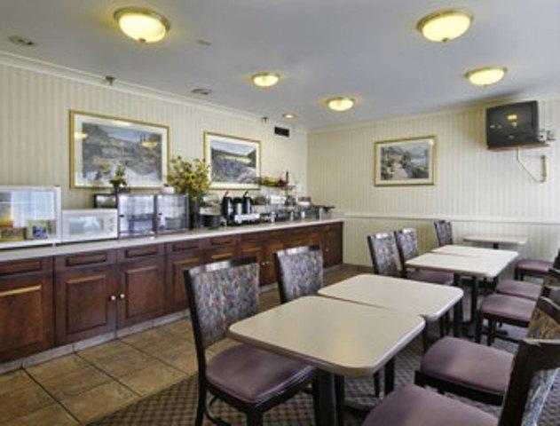 Howard Johnson Inn Cleveland Airport Brook Park Ресторант снимка