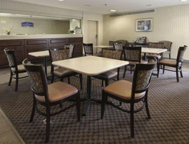 Howard Johnson Inn Cleveland Airport Brook Park Ресторант снимка